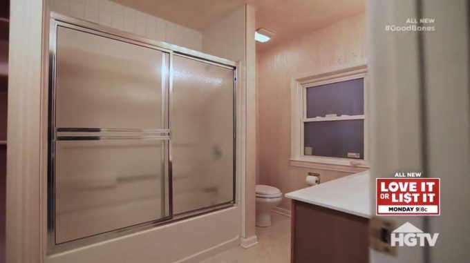 Downstairs Bathroom – Before